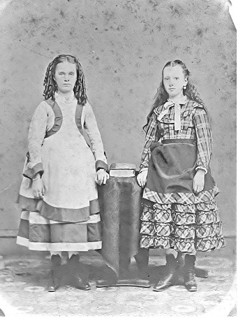 Carrie_and_emma_fowler4_woody_fix_sm