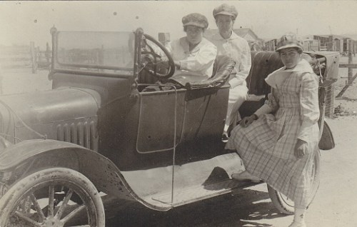 Thelma_ocie_and_anna_in_auto_edited